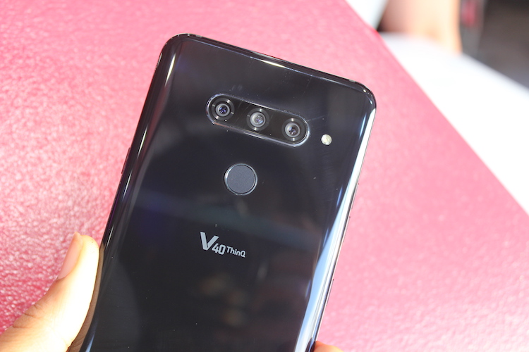 LG V40 in New Aurora Black